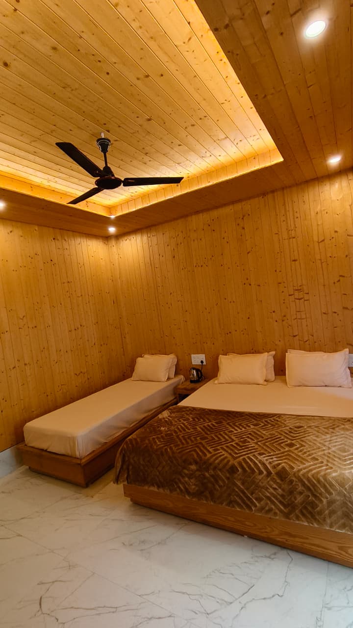 Luxury Suite premium bathroom with soaking tub — Hotel Dhangauri