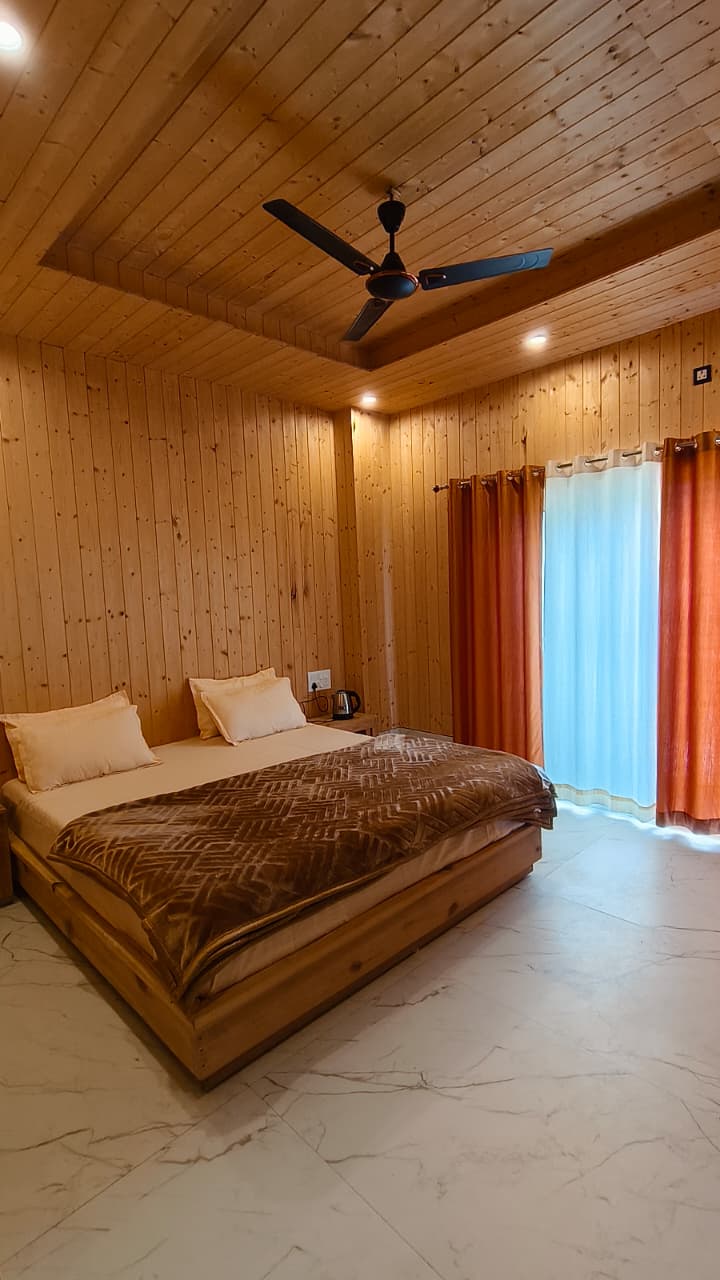 Fine dining restaurant with Ganga view — Hotel Dhangauri